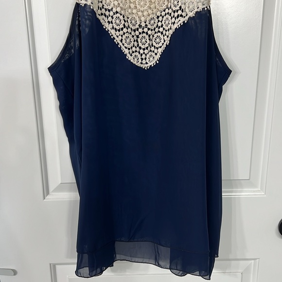 Flowy crochet detail tank - Picture 3 of 8